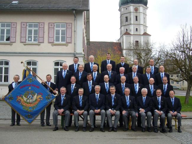 Männerchor vor dem Rathaus in Weidenstetten