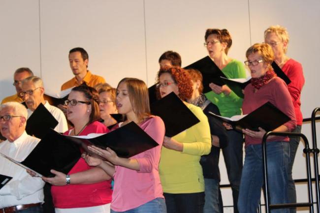 Mitglieder des NEUEN CHORs beim Singen